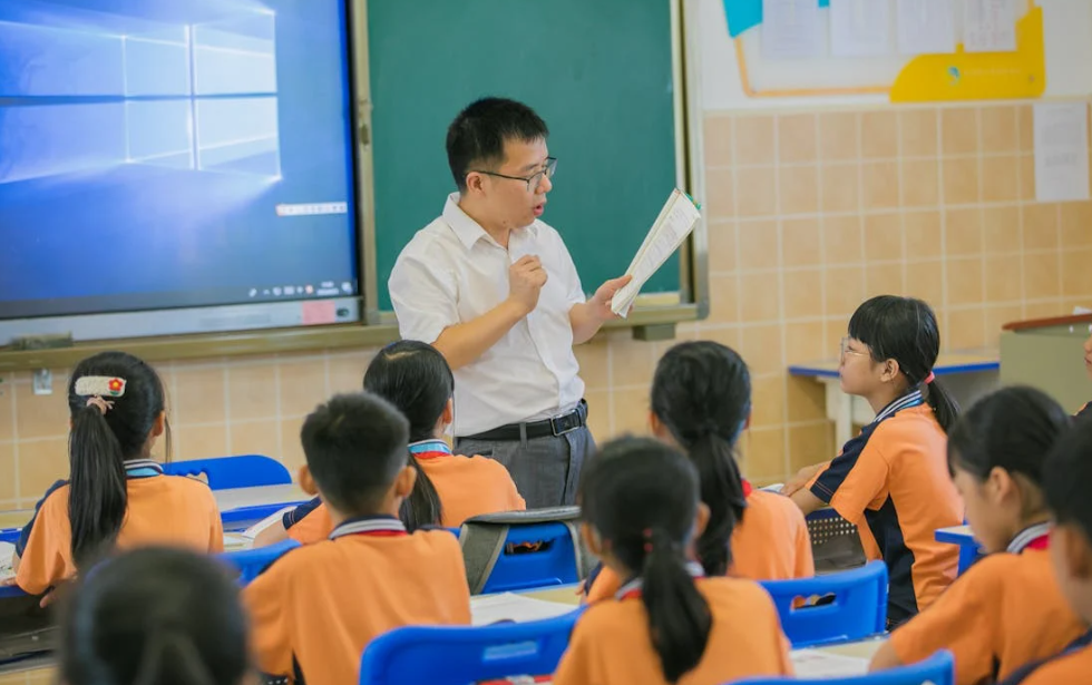 教师开挂神器！100+智能体，一键组卷、智能教案、跨学科设计…直接起飞！